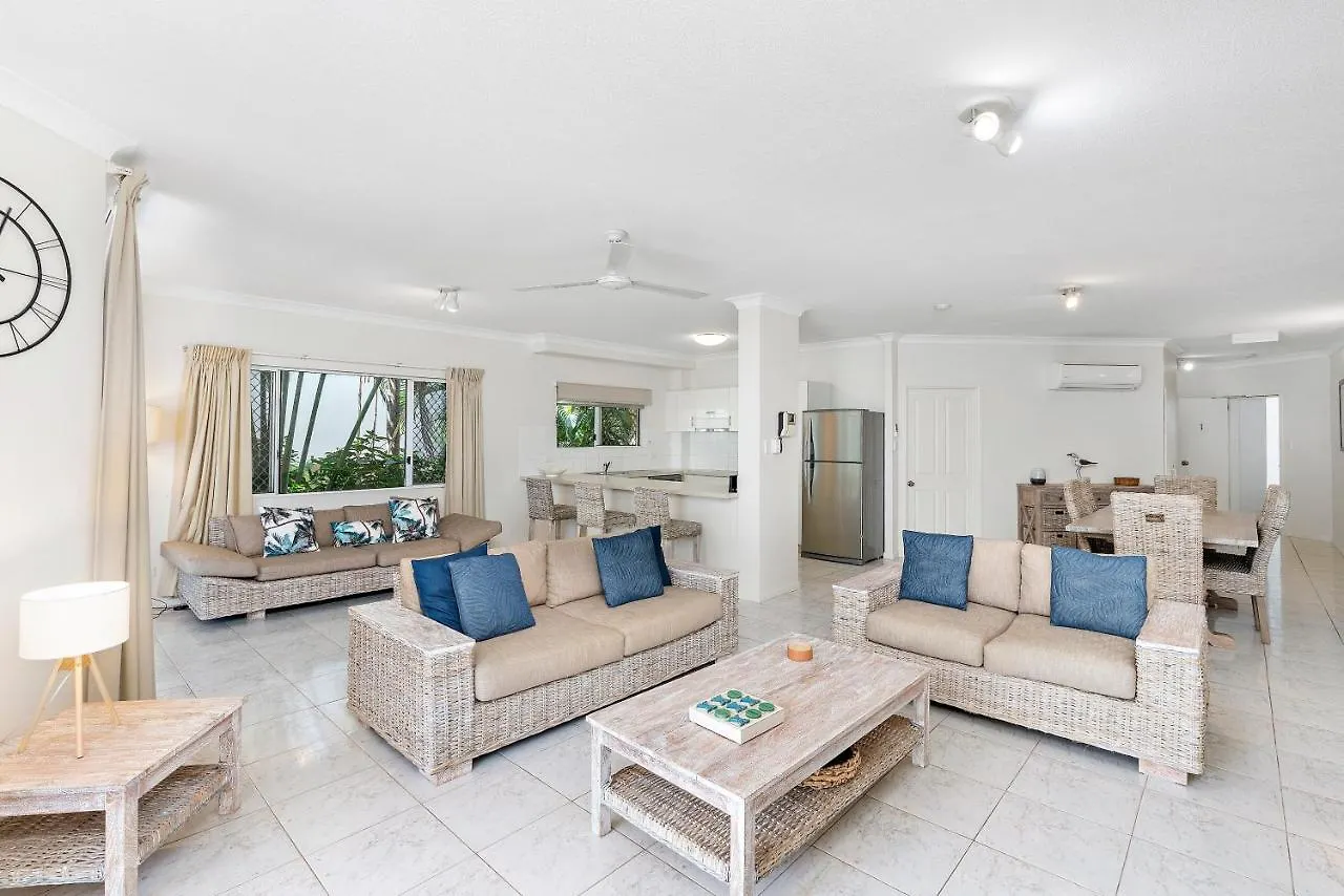 Costa Royale Beachfront Apartment Trinity Beach Australia